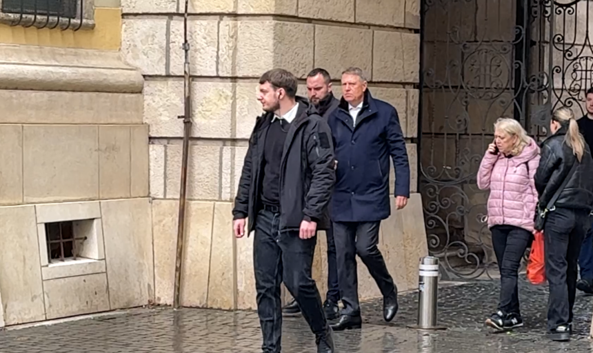 Klaus Iohannis aparitie publica rara la un eveniment in centrul Sibiului ce mesaj a transmis fostul presedinte video