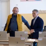 Mobilier laboratoare si tehnologie avansata cum sunt scolile din Medias dupa investitiile realizate cu fonduri europene foto