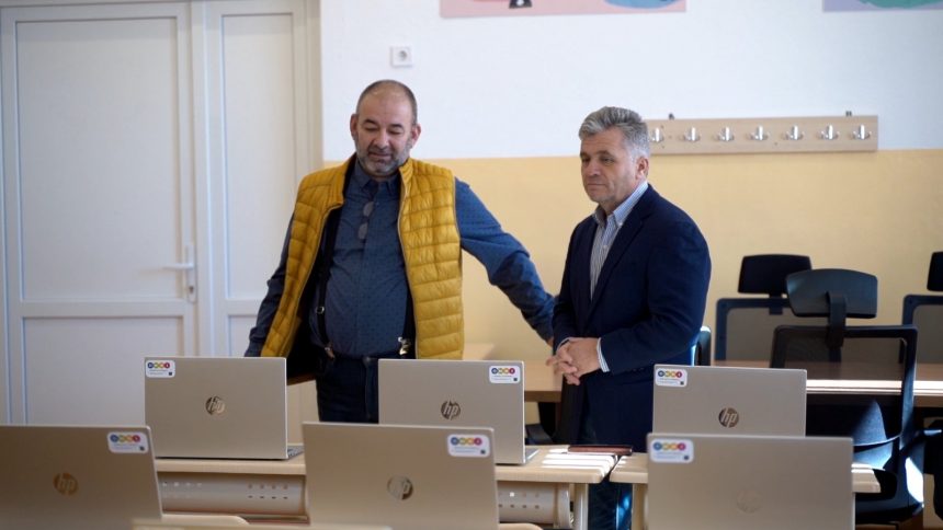 Mobilier laboratoare si tehnologie avansata cum sunt scolile din Medias dupa investitiile realizate cu fonduri europene foto