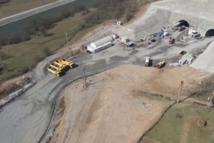 Mobilizare de amploare pe autostrada Sibiu Pitestii sute de muncitori si utilaje lucreaza neintrerupt video