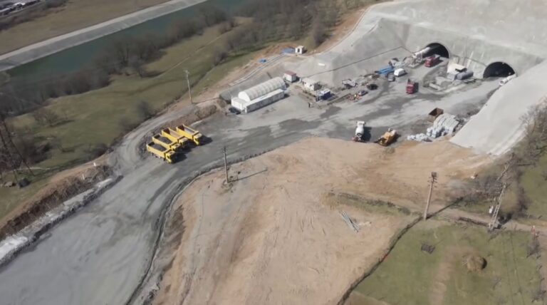 Mobilizare de amploare pe autostrada Sibiu Pitestii sute de muncitori si utilaje lucreaza neintrerupt video