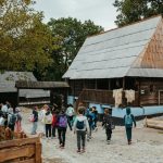 Muzeul ASTRA inaugureaza un atelier interactiv de prelucrare a lanii la gospodaria din Tilisc