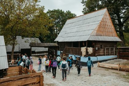 Muzeul ASTRA inaugureaza un atelier interactiv de prelucrare a lanii la gospodaria din Tilisc