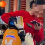 Panica intr un restaurant un robot chelner a inceput sa sparga farfuriile video