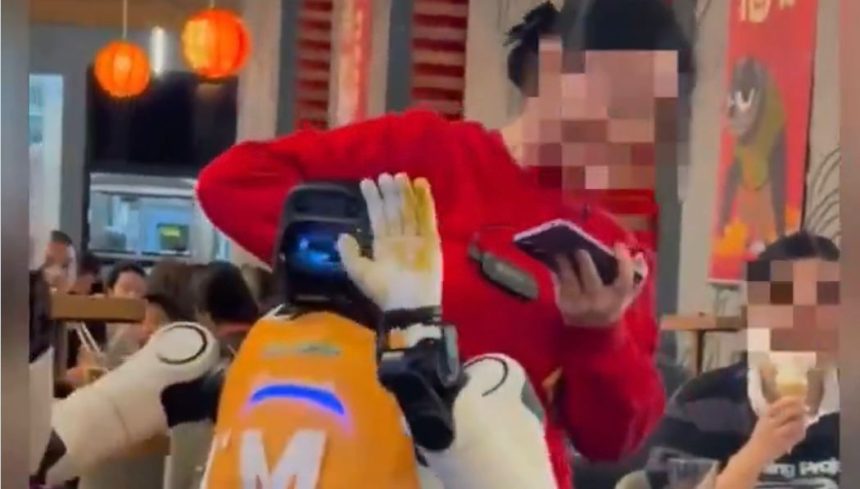 Panica intr un restaurant un robot chelner a inceput sa sparga farfuriile video
