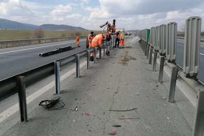 Parapetul de pe autostrada Sibiu Sebes a fost refacut in zona unde aavut loc un accident mortal zilele trecute