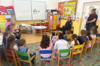 Politistii au discutat cu aproape 500 de elevi din Agnita despre combaterea violentei controale in jurul scolilor