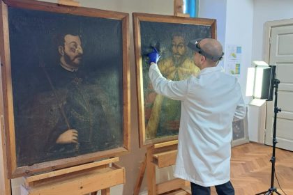 Portretele celor 11 principate ai Transilvaniei restaurate la Sibiu lucreaza cu expertii de la Muzeul Brukenthal foto