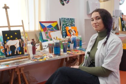 Povestea Andreei din Medias a ramas fara un picior dar in prezent picteaza si jongleaza cu focul la festivaluri