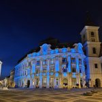 Primaria Sibiu luminata in turcoaz pentru a constientiza efectele Long COVID