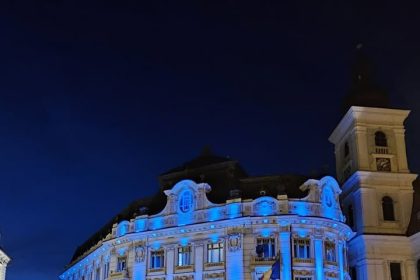 Primaria Sibiu luminata in turcoaz pentru a constientiza efectele Long COVID