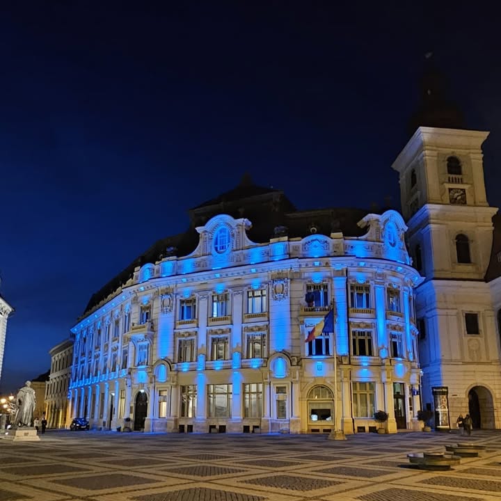 Primaria Sibiu luminata in turcoaz pentru a constientiza efectele Long COVID