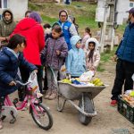 Raluca Turcan in vizita la Tichindeal Zeci de copii vulnerabili beneficiaza de suport prin programul after school al unei asociatii