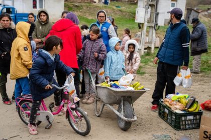 Raluca Turcan in vizita la Tichindeal Zeci de copii vulnerabili beneficiaza de suport prin programul after school al unei asociatii