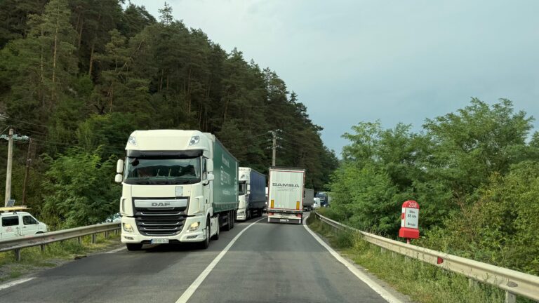 Restrictii pentru camioane TIR timp de 3 luni pe Valea Oltului program si rute alternative