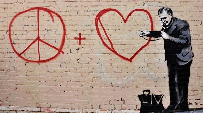 Reuters dezvaluie identitatea lui Banksy Investigia care l a conectat pe artist cu numele Robin Gunningham