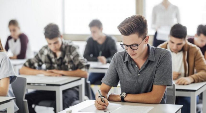 Simularea Evaluarii Nationale 2026 oprita in 104 scoli mii de elevi fara testare parinti nemultumiti