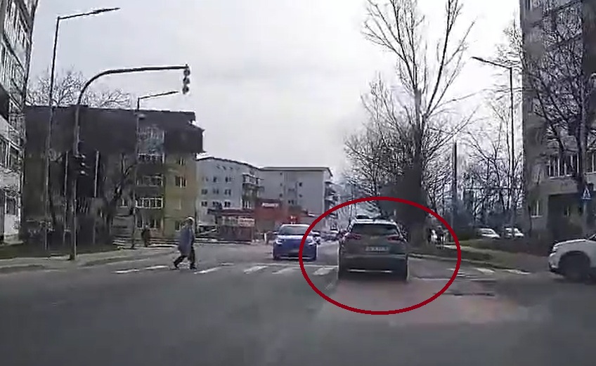 Sofer prins conducand agresiv pe Calea CisnaDiei A fost la un pas sa loveasca un pieton video