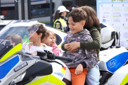 Spectacol cu ocazia Zilei Politiei la Sibiu copiii au urcat pe motociclete si au apreciat spectacolul cainilor dresati video foto