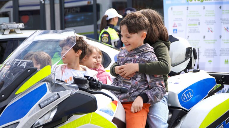 Spectacol cu ocazia Zilei Politiei la Sibiu copiii au urcat pe motociclete si au apreciat spectacolul cainilor dresati video foto