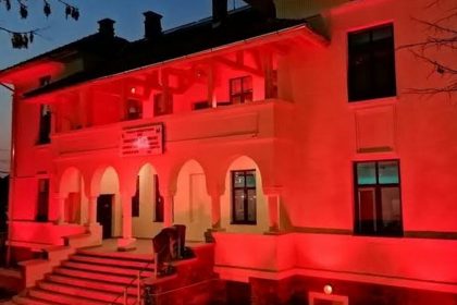 Spitalul TBC din Sibiu iluminat in rosu cu ocazia Zilei Mondiale de Lupta Impotriva Tuberculozei