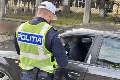 Sute de amenzi aplicate de politisti soferilor care conduc masini cu volan pe dreapta