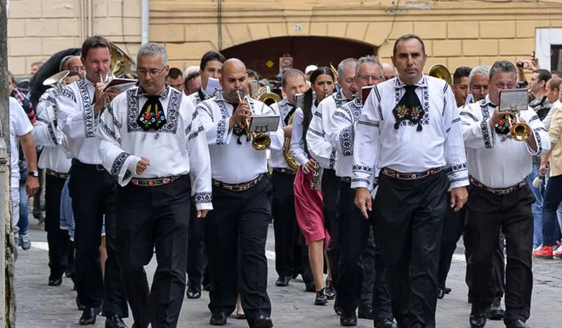 Tot mai multi sasi renunta la Germania si se intorc in satele din Sibiu un fenomen in crestere de la an la an video