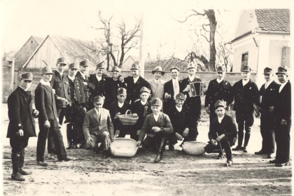 Traditia saseasca pastrata in cartier Turnisorul se reuneste din nou la Jocul Oaualor de Pasti