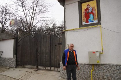 Traditie aparte intr un sat din Sibiu icoane pictate pe case perpetuate de un fost muncitor foto