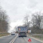 Trafic ingreunat la Bradu un camion s a defectat
