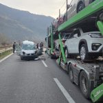 Trafic ingreunat pe Valea Oltului accident intre doua masini la Caineni video si fotografii