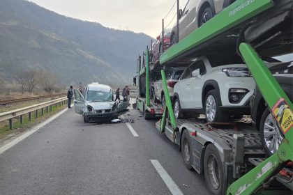 Trafic ingreunat pe Valea Oltului accident intre doua masini la Caineni video si fotografii