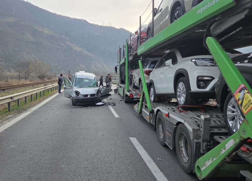 Trafic ingreunat pe Valea Oltului accident intre doua masini la Caineni video si fotografii
