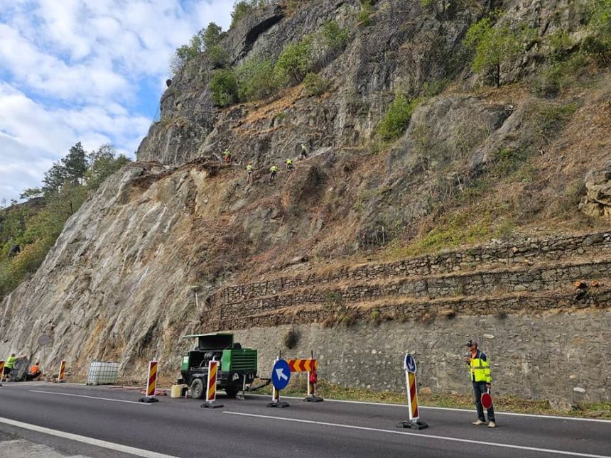 Trafic restrictionat in 3 zone pe Valea Oltului circulatia se desfasoara cu dificultate