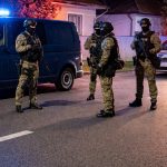 Trei barbati retinuti de politie au patruns intr o locuinta si au batut un tanar