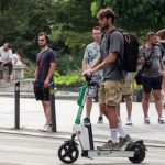 Trotinetele electrice nu vor fi interzise la Sibiu reguli noi pentru zonele din apropierea scolilor pietelor si magazinelor
