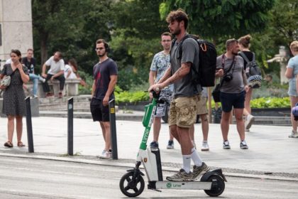 Trotinetele electrice nu vor fi interzise la Sibiu reguli noi pentru zonele din apropierea scolilor pietelor si magazinelor