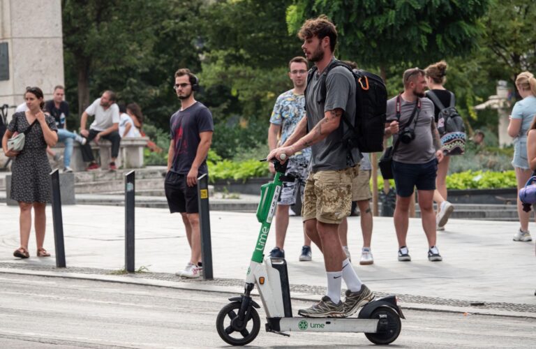 Trotinetele electrice nu vor fi interzise la Sibiu reguli noi pentru zonele din apropierea scolilor pietelor si magazinelor