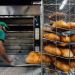 Un mare producator retrage de pe piata doua tipuri de paine bucati de plastic in unele loturi