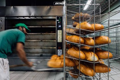 Un mare producator retrage de pe piata doua tipuri de paine bucati de plastic in unele loturi