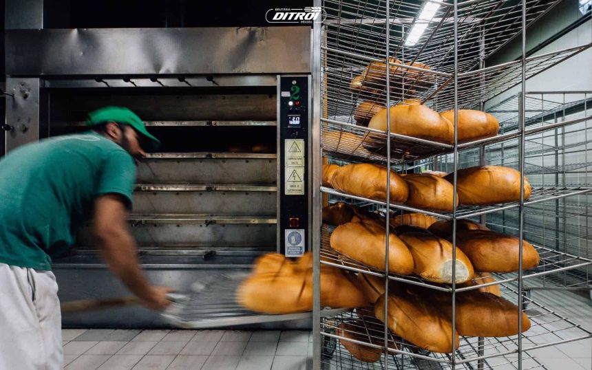 Un mare producator retrage de pe piata doua tipuri de paine bucati de plastic in unele loturi