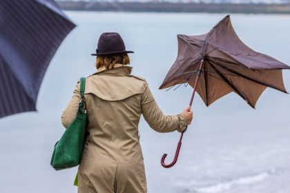 Vant intens in intreaga tara Cod galben in 4 judete si rafaile de pana la 90 km h