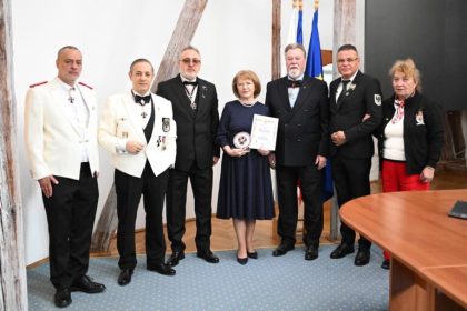 Vizita de prestigiu la Primaria Sibiu Ordinul Militar Teutonic a acordat Placheta pentru pace lui Astrid Fodor foto