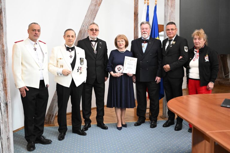 Vizita de prestigiu la Primaria Sibiu Ordinul Militar Teutonic a acordat Placheta pentru pace lui Astrid Fodor foto