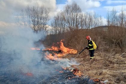 Weekend incendiary pentru pompierii din Sibiu peste 220 de interventii si zeci de incendii de vegetatie