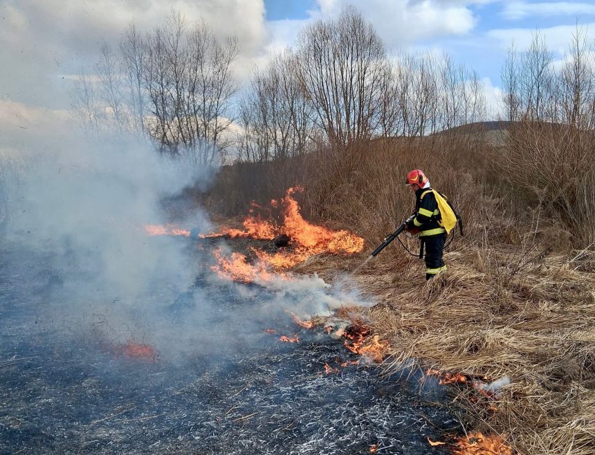 Weekend incendiary pentru pompierii din Sibiu peste 220 de interventii si zeci de incendii de vegetatie