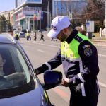 Zambete in trafic Soferitele din Sibiu oprite si amendate cu flori si martisoare
