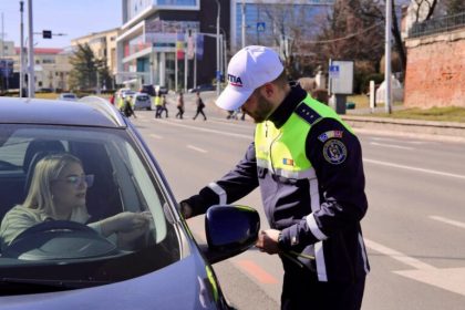 Zambete in trafic Soferitele din Sibiu oprite si amendate cu flori si martisoare