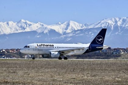 Zboruri anulate de la Sibiu catre si dinspre Germania din cauza unei greve Pasagerii protesteaza Este frustrant