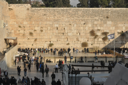 Zeci de pelerini romani blocati din cauza razboiului din Israel au fost evacuati cu autocarele